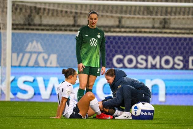 Wolfsburg, Germany 01 November 2025 1 BL Women 2025 2026 VfL Wolfsburg vs TSG 1899 Hoffenheim In the picture Linda Natter TSG , sits on the pitch, has injured herself and needs medical treatment DFB regulations prohibit any use of photographs as image sequences and or quasi video AOK Stadion Niedersachsen Copyright: xFotostandx xFantinix