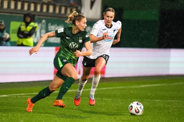 Wolfsburg, Germany 01 November 2025 1 BL Women 2025 2026 VfL Wolfsburg vs TSG 1899 Hoffenheim In the picture from left in duel Sarai Linder VfL and Feli Delacauw TSG DFB regulations prohibit any use of photographs as image sequences and or quasi video AOK Stadion Niedersachsen Copyright: xFotostandx xFantinix