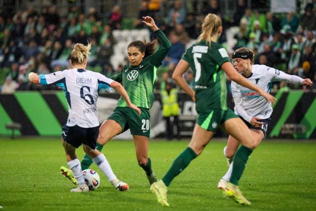 Wolfsburg, Germany 01 November 2025 1 BL Women 2025 2026 VfL Wolfsburg vs TSG 1899 Hoffenheim In picture from left in duel Vanessa Diehm TSG and Cora Zicai VfL DFB regulations prohibit any use of photographs as image sequences and or quasi video AOK Stadion Niedersachsen Copyright: xFotostandx xFantinix