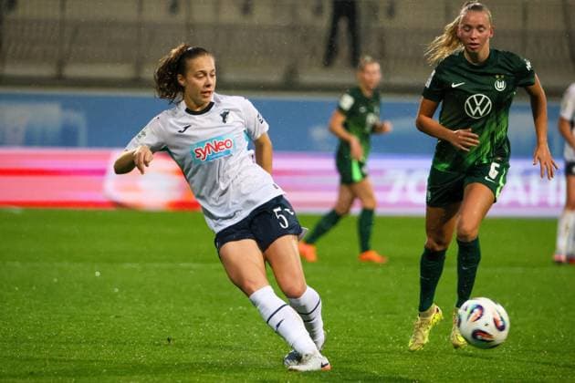 Wolfsburg, Germany 01 November 2025 1 BL Women 2025 2026 VfL Wolfsburg vs TSG 1899 Hoffenheim In the picture from left Jamilla Rankin TSG and Ella Peddemors VfL DFB regulations prohibit any use of photographs as image sequences and or quasi video AOK Stadion Niedersachsen Copyright: xFotostandx xFantinix