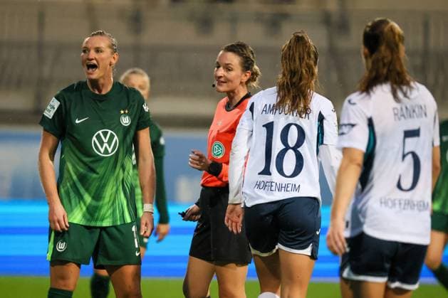 Wolfsburg, Germany 01 November 2025 1 BL Women 2025 2026 VfL Wolfsburg vs TSG 1899 Hoffenheim In the picture from left Alexandra Popp VfL outraged about the instruction of referee Miriam Schwermer Germany DFB regulations prohibit any use of photographs as image sequences and or quasi video AOK Stadion Niedersachsen Copyright: xFotostandx xFantinix