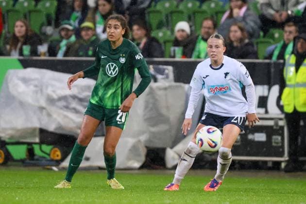 Wolfsburg, Germany 01 November 2025 1 BL Women 2025 2026 VfL Wolfsburg vs TSG 1899 Hoffenheim Pictured from left Cora Zicai VfL and Laura Gloning TSG DFB regulations prohibit any use of photographs as image sequences and or quasi video AOK Stadion Niedersachsen Copyright: xFotostandx xFantinix