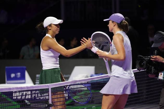 (251102) -- RIYADH, Nov. 2, 2025 -- Iga Swiatek (R) of Poland and Madison Keys of the United States shake hands after their women s singles round robin match at the WTA, Tennis Damen Finals tennis tournament in Riyadh, Saudi Arabia, Nov. 1, 2025. ) (SP)SAUDI ARABIA-RIYADH-TENNIS-WTA FINALS-SINGLES LuoxChen 