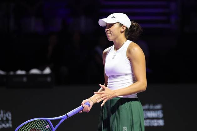 (251102) -- RIYADH, Nov. 2, 2025 -- Madison Keys of the United States reacts during the women s singles round robin match against Iga Swiatek of Poland at the WTA, Tennis Damen Finals tennis tournament in Riyadh, Saudi Arabia, Nov. 1, 2025. ) (SP)SAUDI ARABIA-RIYADH-TENNIS-WTA FINALS-SINGLES LuoxChen 