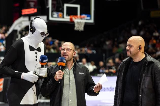 GER, easy Credit Basketball Bundesliga, Niners Chemnitz Basketball Löwen Braunschweig 01 11 2025, Messe, Chemnitz, GER, easy Credit Basketball Bundesliga, Niners Chemnitz Basketball Löwen Braunschweig Rupee Kolawole, Basketballer von Der Stamm, Florian Pertsch, DYN Kommertator, Dia Soliman, Der Stamm Basketball  Photo Alexander Trienitz Chemnitz Messe Sachsen Germany