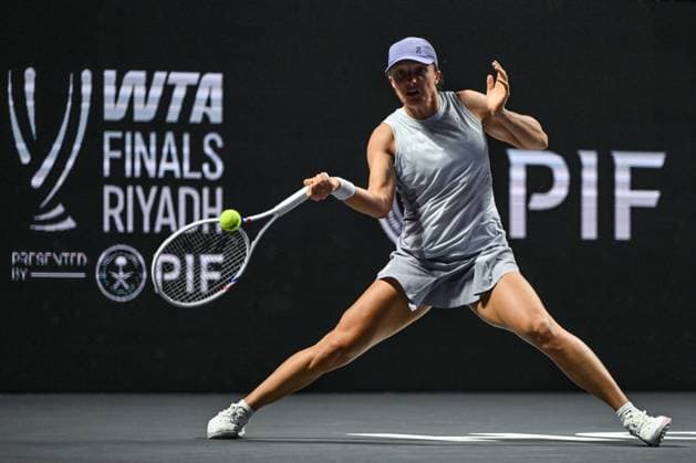 WTA, Tennis Damen Finals 2025 - Day One RIYADH, SAUDI ARABIA NOVEMBER 1, 2025: Iga Swiatek of Poland plays against Madison Keys of the United States during their group stage match on Day 1 of the 2025 WTA Finals at King Saud University Indoor Arena in Riyadh, Saudi Arabia, on November 1, 2025. Riyadh Saudi Arabia  Copyright: xSTRx originalFilename:str-wtafinal251101_nptVY.jpg