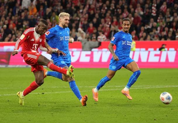 (251102) -- MUNICH, Nov. 2, 2025 -- Nicolas Jackson (L) of Bayern Munich vies with Robert Andrich (C) of Bayer 04 Leverkusen during the German first division Bundesliga football match between Bayern Munich and Bayer 04 Leverkusen in Munich, Germany, Nov. 1, 2025. (Photo by Xinhua) (SP)GERMANY-MUNICH-FOOTBALL-BUNDESLIGA-BAYERN MUNICH VS LEVERKUSEN PhilippexRuiz 