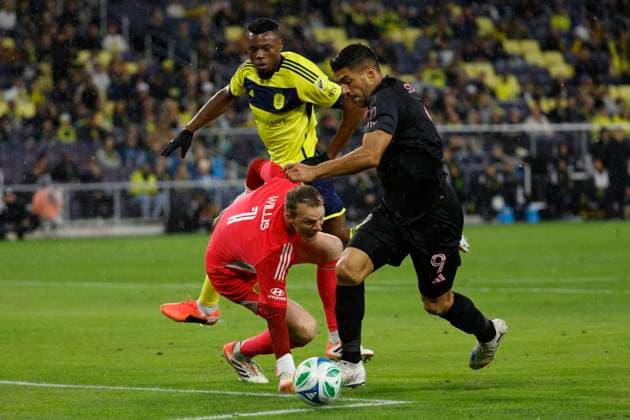 NASHVILLE, TN - NOVEMBER 01: Inter Miami forward Luis Su‡rez 9 makes a move past Nashville SC goalkeeper Joe Willis 1 to take a shot during a match between Nashville SC and Inter Miami, November 1, 2025, at GEODIS Park in Nashville, Tennessee. (Photo by Matthew Maxey Icon Sportswire) SOCCER: NOV 01 MLS, Fussball Herren, USA Cup Playoffs Nashville SC vs Inter Miami CF EDITORIAL USE ONLY Icon25110103