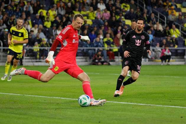 NASHVILLE, TN - NOVEMBER 01: Nashville SC goalkeeper Joe Willis 1 clears a ball in front of Inter Miami forward Lionel Messi 10 during a match between Nashville SC and Inter Miami, November 1, 2025, at GEODIS Park in Nashville, Tennessee. (Photo by Matthew Maxey Icon Sportswire) SOCCER: NOV 01 MLS, Fussball Herren, USA Cup Playoffs Nashville SC vs Inter Miami CF EDITORIAL USE ONLY Icon25110104