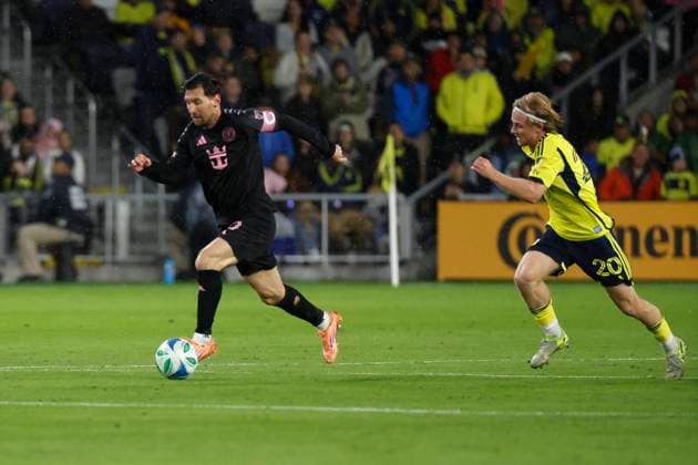 NASHVILLE, TN - NOVEMBER 01: Inter Miami forward Lionel Messi 10 pushes the ball down the field in front of Nashville SC midfielder Edvard Tagseth 20 during a match between Nashville SC and Inter Miami, November 1, 2025, at GEODIS Park in Nashville, Tennessee. (Photo by Matthew Maxey Icon Sportswire) SOCCER: NOV 01 MLS, Fussball Herren, USA Cup Playoffs Nashville SC vs Inter Miami CF EDITORIAL USE ONLY Icon25110105