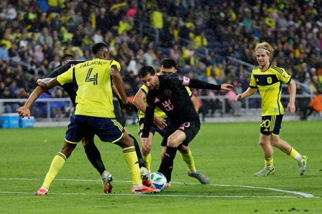 NASHVILLE, TN - NOVEMBER 01: Inter Miami forward Lionel Messi 10 makes a move around Nashville SC defender Jeisson Palacios 4 during a match between Nashville SC and Inter Miami, November 1, 2025, at GEODIS Park in Nashville, Tennessee. (Photo by Matthew Maxey Icon Sportswire) SOCCER: NOV 01 MLS, Fussball Herren, USA Cup Playoffs Nashville SC vs Inter Miami CF EDITORIAL USE ONLY Icon25110108