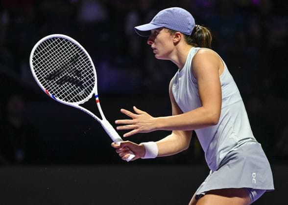 WTA, Tennis Damen Finals 2025 - Day One RIYADH, SAUDI ARABIA NOVEMBER 1, 2025: Iga Swiatek of Poland plays against Madison Keys of the United States during their group stage match on Day 1 of the 2025 WTA Finals at King Saud University Indoor Arena in Riyadh, Saudi Arabia, on November 1, 2025. Riyadh Saudi Arabia  Copyright: xSTRx originalFilename:str-wtafinal251101_nppz2.jpg
