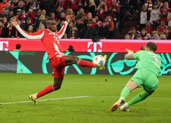(251102) -- MUNICH, Nov. 2, 2025 -- Nicolas Jackson (L) of Bayern Munich shoots during the German first division Bundesliga football match between Bayern Munich and Bayer 04 Leverkusen in Munich, Germany, Nov. 1, 2025. (Photo by Xinhua) (SP)GERMANY-MUNICH-FOOTBALL-BUNDESLIGA-BAYERN MUNICH VS LEVERKUSEN PhilippexRuiz 
