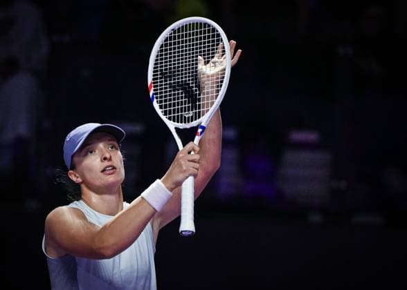 WTA, Tennis Damen Finals 2025 - Day One RIYADH, SAUDI ARABIA NOVEMBER 1, 2025: Iga Swiatek of Poland plays against Madison Keys of the United States during their group stage match on Day 1 of the 2025 WTA Finals at King Saud University Indoor Arena in Riyadh, Saudi Arabia, on November 1, 2025. Riyadh Saudi Arabia  Copyright: xSTRx originalFilename:str-wtafinal251101_npFGm.jpg