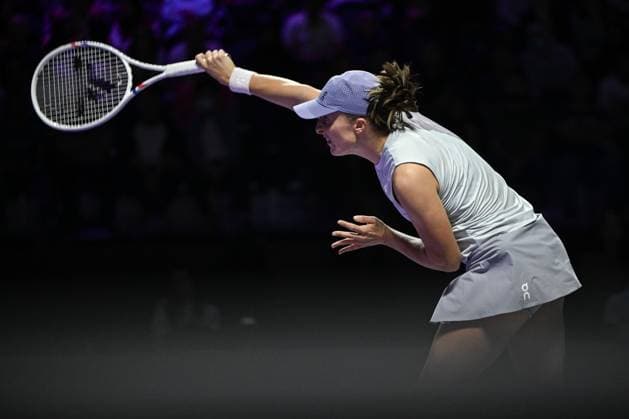 WTA, Tennis Damen Finals 2025 - Day One RIYADH, SAUDI ARABIA NOVEMBER 1, 2025: Iga Swiatek of Poland plays against Madison Keys of the United States during their group stage match on Day 1 of the 2025 WTA Finals at King Saud University Indoor Arena in Riyadh, Saudi Arabia, on November 1, 2025. Riyadh Saudi Arabia  Copyright: xSTRx originalFilename:str-wtafinal251101_npLEb.jpg