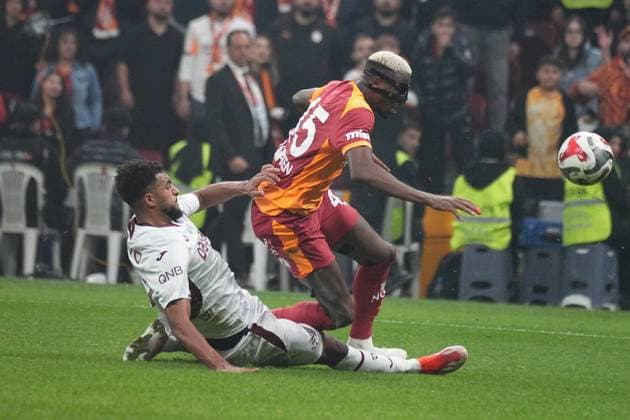 ISTANBUL, TURKEY - NOVEMBER 1: Victor Osimhen of Galatasaray and Rayyan Baniya (L) of Trabzonspor battle for the ball during the Trendyol Turkish Super League match between Galatasaray SK and Trabzonspor at Rams Park Stadium on November 1, 2025 in Istanbul, Turkey. Istanbul Turkey Copyright: xSeskimphotox GSaray-Trabzon-011125 (19)
