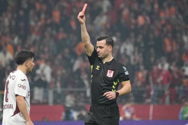 ISTANBUL, TURKEY - NOVEMBER 1: Referee Cihan Aydin show red card to Benjamin Bouchouari of Trabzonspor during the Trendyol Turkish Super League match between Galatasaray SK and Trabzonspor at Rams Park Stadium on November 1, 2025 in Istanbul, Turkey. Istanbul Turkey Copyright: xSeskimphotox GSaray-Trabzon-011125 (27)