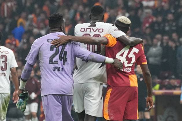 ISTANBUL, TURKEY - NOVEMBER 1: Victor Osimhen (R) of Galatasaray and Paul Onuachu and Goalkeeper Andre Onana of Trabzonspor during the Trendyol Turkish Super League match between Galatasaray SK and Trabzonspor at Rams Park Stadium on November 1, 2025 in Istanbul, Turkey. Istanbul Turkey Copyright: xSeskimphotox GSaray-Trabzon-011125 (39)