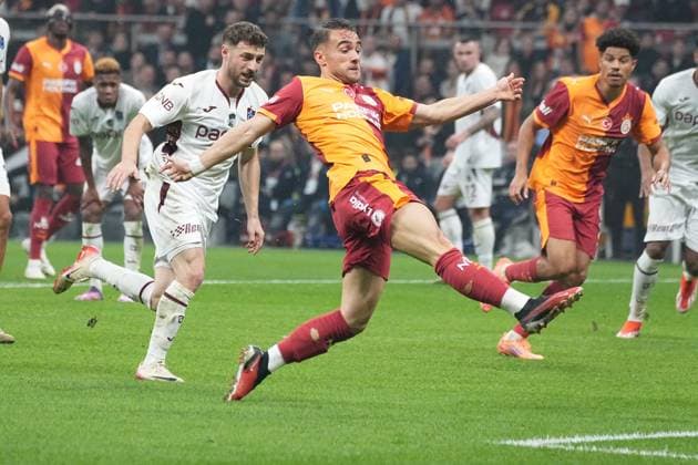 ISTANBUL, TURKEY - NOVEMBER 1: Yunus Akgun of Galatasaray and Mustafa Eskihellac (L) of Trabzonspor battle for the ball during the Trendyol Turkish Super League match between Galatasaray SK and Trabzonspor at Rams Park Stadium on November 1, 2025 in Istanbul, Turkey. Istanbul Turkey Copyright: xSeskimphotox GSaray-Trabzon-011125 (43)