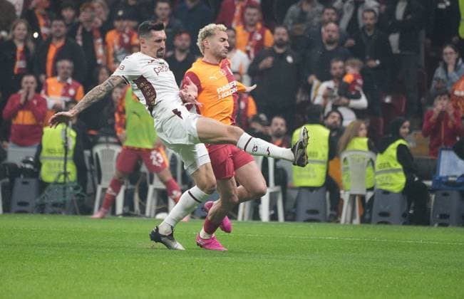 ISTANBUL, TURKEY - NOVEMBER 1: Baris Alper Yilmaz (R) of Galatasaray and Stefan Savic of Trabzonspor battle for the ball during the Trendyol Turkish Super League match between Galatasaray SK and Trabzonspor at Rams Park Stadium on November 1, 2025 in Istanbul, Turkey. Istanbul Turkey Copyright: xSeskimphotox GSaray-Trabzon-011125 (60)