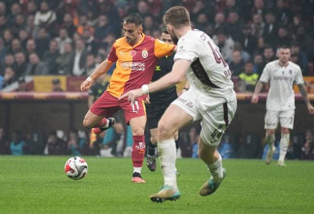 ISTANBUL, TURKEY - NOVEMBER 1: Yunus Akgun of Galatasaray and Arsenii Batagov of Trabzonspor battle for the ball during the Trendyol Turkish Super League match between Galatasaray SK and Trabzonspor at Rams Park Stadium on November 1, 2025 in Istanbul, Turkey. Istanbul Turkey Copyright: xSeskimphotox GSaray-Trabzon-011125 (57)