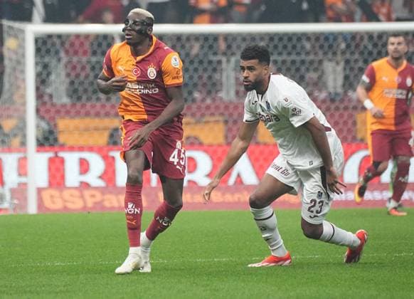 ISTANBUL, TURKEY - NOVEMBER 1: Victor Osimhen (L) of Galatasaray and Rayyan Baniya of Trabzonspor battle for the ball during the Trendyol Turkish Super League match between Galatasaray SK and Trabzonspor at Rams Park Stadium on November 1, 2025 in Istanbul, Turkey. Istanbul Turkey Copyright: xSeskimphotox GSaray-Trabzon-011125 (72)