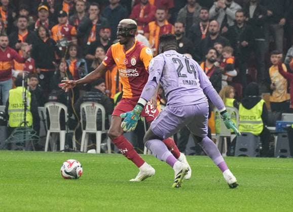 ISTANBUL, TURKEY - NOVEMBER 1: Victor Osimhen of Galatasaray and Goalkeeper Andre Onana of Trabzonspor battle for the ball during the Trendyol Turkish Super League match between Galatasaray SK and Trabzonspor at Rams Park Stadium on November 1, 2025 in Istanbul, Turkey. Istanbul Turkey Copyright: xSeskimphotox GSaray-Trabzon-011125 (86)
