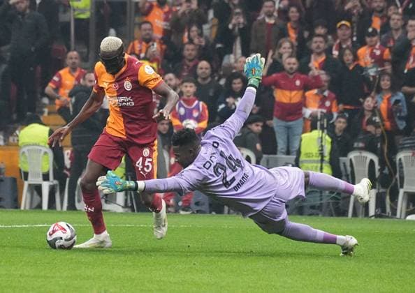 ISTANBUL, TURKEY - NOVEMBER 1: Victor Osimhen of Galatasaray and Goalkeeper Andre Onana of Trabzonspor battle for the ball during the Trendyol Turkish Super League match between Galatasaray SK and Trabzonspor at Rams Park Stadium on November 1, 2025 in Istanbul, Turkey. Istanbul Turkey Copyright: xSeskimphotox GSaray-Trabzon-011125 (88)