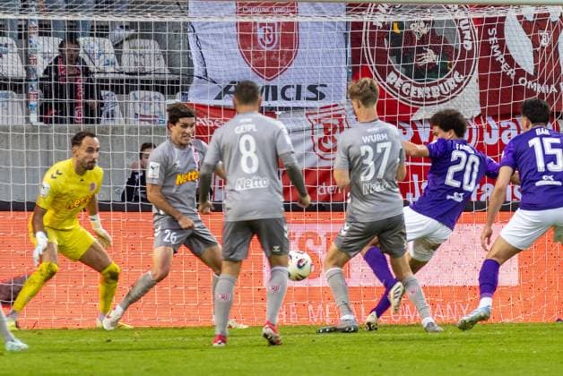 01 11 2025, Football, GER, Season, 3 Liga, Season 2025 2026, 13 Matchday, FC Erzgebirge Aue SSV Jahn Regensburg Jonah Fabisch Aue scores the 3 3 DFL REGULATIONS PROHIBIT ANY USE OF PHOTOGRAPHS AS IMAGE SEQUENCES AND OR QUASI VIDEO