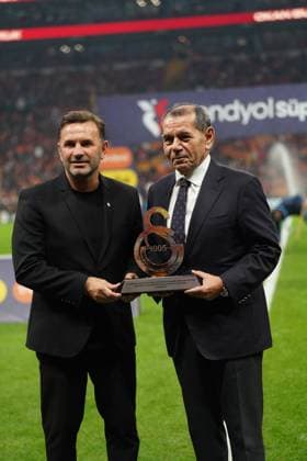 ISTANBUL, TURKEY - NOVEMBER 1: Galatasaray President Dursun Ozbek presented Coach Okan Buruk, who was taking charge of his 100th game with the club, with a commemorative jersey and a plaque before the Trendyol Turkish Super League match between Galatasaray SK and Trabzonspor at Rams Park Stadium on November 1, 2025 in Istanbul, Turkey. (Photo by Seskimphoto ) Galatasaray v Trbzonspor - Turkish Super League 