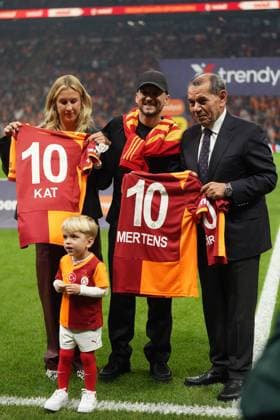 ISTANBUL, TURKEY - NOVEMBER 1: President Dursun Ozbek presented former Galatasaray player Dries Mertens and his family with a commemorative jersey before the Trendyol Turkish Super League match between Galatasaray SK and Trabzonspor at Rams Park Stadium on November 1, 2025 in Istanbul, Turkey. (Photo by Seskimphoto ) Galatasaray v Trbzonspor - Turkish Super League 