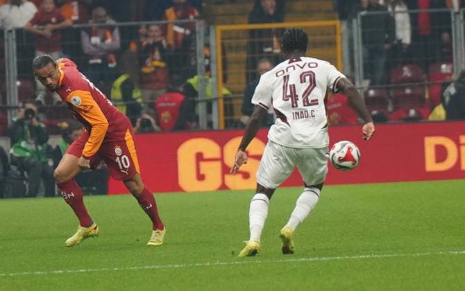ISTANBUL, TURKEY - NOVEMBER 1: Leroy Sane (L) of Galatasaray and Christ Ravynel Inao Oulai (42) of Trabzonspor battle for the ball during the Trendyol Turkish Super League match between Galatasaray SK and Trabzonspor at Rams Park Stadium on November 1, 2025 in Istanbul, Turkey. (Photo by Seskimphoto ) Galatasaray v Trbzonspor - Turkish Super League 