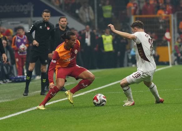 ISTANBUL, TURKEY - NOVEMBER 1: Leroy Sane (L) of Galatasaray and Mustafa Eskihellac (R) of Trabzonspor battle for the ball during the Trendyol Turkish Super League match between Galatasaray SK and Trabzonspor at Rams Park Stadium on November 1, 2025 in Istanbul, Turkey. (Photo by Seskimphoto ) Galatasaray v Trbzonspor - Turkish Super League 