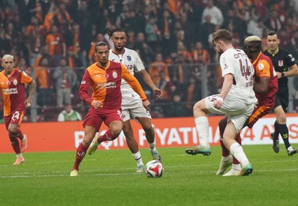 ISTANBUL, TURKEY - NOVEMBER 1: Leroy Sane (L) , Victor Osimhen of Galatasaray and Tim Jabol , Arsenii Batagov (44) of Trabzonspor battle for the ball during the Trendyol Turkish Super League match between Galatasaray SK and Trabzonspor at Rams Park Stadium on November 1, 2025 in Istanbul, Turkey. (Photo by Seskimphoto ) Galatasaray v Trbzonspor - Turkish Super League 