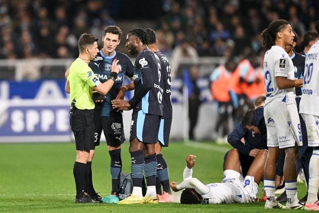 AJ Auxerre v Olympique de Marseille - Ligue 1 McDonald s 2025 2026 Benoit BASTIEN (ARBITRE) - 28 Benjamin PAVARD (om) - 06 Ulisses GARCIA (om) during the Ligue 1 McDonald s match between Auxerre and Marseille at Stade de L Abbe-Deschamps on November 1, 2025 in Auxerre, France. Auxerre France  Copyright: xIconxSportx 776408542