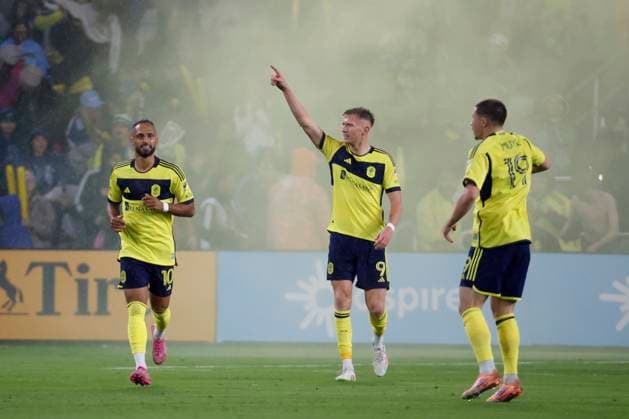 NASHVILLE, TN - NOVEMBER 01: Nashville SC forward Sam Surridge 9 points up to the crowd after scoring a goal during a match between Nashville SC and Inter Miami, November 1, 2025, at GEODIS Park in Nashville, Tennessee. (Photo by Matthew Maxey Icon Sportswire) SOCCER: NOV 01 MLS, Fussball Herren, USA Cup Playoffs Nashville SC vs Inter Miami CF EDITORIAL USE ONLY Icon25110118