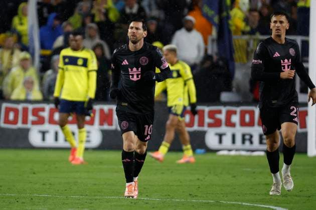 NASHVILLE, TN - NOVEMBER 01: Inter Miami forward Lionel Messi 10 looks up to a video board after scoring a goal during a match between Nashville SC and Inter Miami, November 1, 2025, at GEODIS Park in Nashville, Tennessee. (Photo by Matthew Maxey Icon Sportswire) SOCCER: NOV 01 MLS, Fussball Herren, USA Cup Playoffs Nashville SC vs Inter Miami CF EDITORIAL USE ONLY Icon25110124