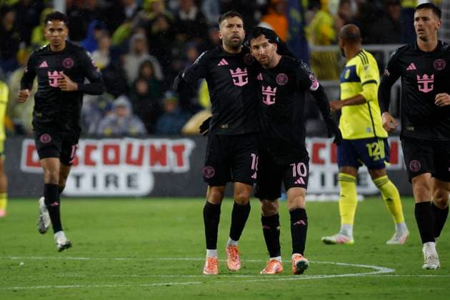 NASHVILLE, TN - NOVEMBER 01: Inter Miami defender Jordi Alba 18 hugs Inter Miami forward Lionel Messi 10 after a goal during a match between Nashville SC and Inter Miami, November 1, 2025, at GEODIS Park in Nashville, Tennessee. (Photo by Matthew Maxey Icon Sportswire) SOCCER: NOV 01 MLS, Fussball Herren, USA Cup Playoffs Nashville SC vs Inter Miami CF EDITORIAL USE ONLY Icon25110125