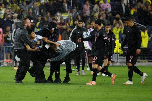 NASHVILLE, TN - NOVEMBER 01: Inter Miami forward Lionel Messi 10 reaches out as a fan is carried off after rushing the field immediately following a match between Nashville SC and Inter Miami, November 1, 2025, at GEODIS Park in Nashville, Tennessee. (Photo by Matthew Maxey Icon Sportswire) SOCCER: NOV 01 MLS, Fussball Herren, USA Cup Playoffs Nashville SC vs Inter Miami CF EDITORIAL USE ONLY Icon25110127