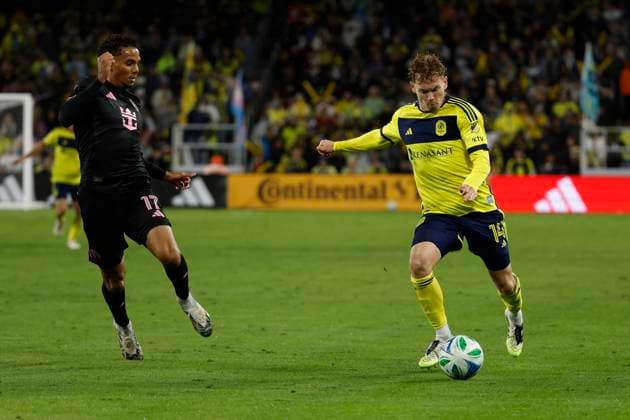 NASHVILLE, TN - NOVEMBER 01: Nashville SC midfielder Edvard Tagseth 20 prepares to take a shot in front of Inter Miami defender Ian Fray 17 during a match between Nashville SC and Inter Miami, November 1, 2025, at GEODIS Park in Nashville, Tennessee. (Photo by Matthew Maxey Icon Sportswire) SOCCER: NOV 01 MLS, Fussball Herren, USA Cup Playoffs Nashville SC vs Inter Miami CF EDITORIAL USE ONLY Icon25110113