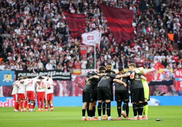 GER, 1.Bundesliga, RB Leipzig - VfB Stuttgart 01.11.2025, Leipzig, Red Bull Arena, GER, Saison 2025 2026, 1.Bundesliga, 09.Spieltag, RasenBallsport Leipzig vs VfB Stuttgart im Bild beide Mannschaften bilden einen Kreis vor dem Spiel, motivieren sich DFL regulations prohibit any use of photographs as image sequences and or quasi-video