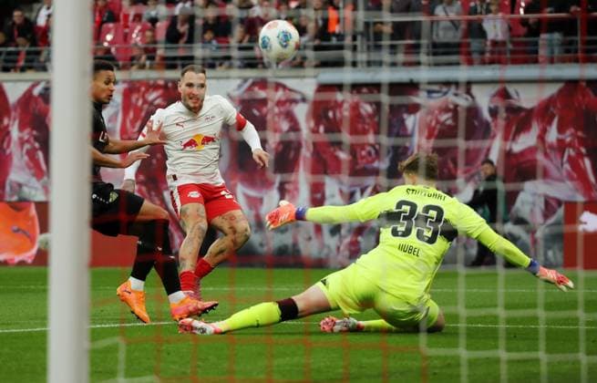 GER, 1 Bundesliga, RB Leipzig VfB Stuttgart 01 11 2025, Leipzig, Red Bull Arena, GER, Saison 2025 2026, 1 Bundesliga, 09 Spieltag, RasenBallsport Leipzig vs VfB Stuttgart im Bild David Raum Leipzig zielt auf das Tor, Torwart Alexander Nuebel Stuttgart reagiert DFL regulations prohibit any use of photographs as image sequences and or quasi video