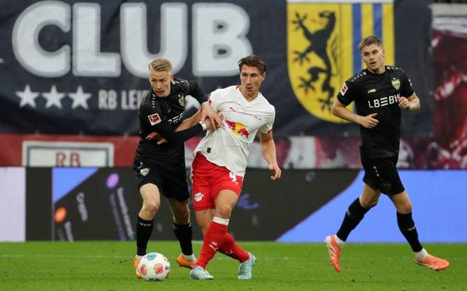 GER, 1 Bundesliga, RB Leipzig VfB Stuttgart 01 11 2025, Leipzig, Red Bull Arena, GER, Saison 2025 2026, 1 Bundesliga, 09 Spieltag, RasenBallsport Leipzig vs VfB Stuttgart im Bild Willi Orban Leipzig vs Chris Fuehrich Stuttgart DFL regulations prohibit any use of photographs as image sequences and or quasi video