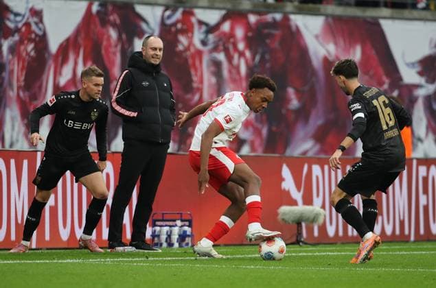GER, 1 Bundesliga, RB Leipzig VfB Stuttgart 01 11 2025, Leipzig, Red Bull Arena, GER, Saison 2025 2026, 1 Bundesliga, 09 Spieltag, RasenBallsport Leipzig vs VfB Stuttgart im Bild Forzan Assan Ouedraogo Leipzig am Ball, Trainer Ole Werner Leipzig sieht zufrieden zu DFL regulations prohibit any use of photographs as image sequences and or quasi video