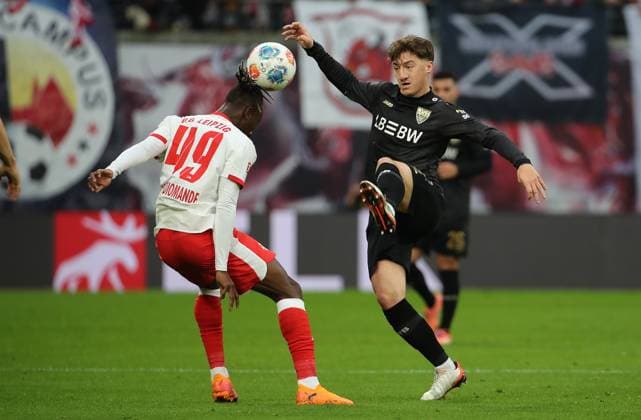 GER, 1 Bundesliga, RB Leipzig VfB Stuttgart 01 11 2025, Leipzig, Red Bull Arena, GER, Saison 2025 2026, 1 Bundesliga, 09 Spieltag, RasenBallsport Leipzig vs VfB Stuttgart im Bild Yan Diomande Leipzig vs Angelo Stiller Stuttgart DFL regulations prohibit any use of photographs as image sequences and or quasi video