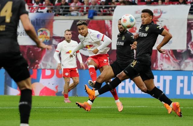 GER, 1 Bundesliga, RB Leipzig VfB Stuttgart 01 11 2025, Leipzig, Red Bull Arena, GER, Saison 2025 2026, 1 Bundesliga, 09 Spieltag, RasenBallsport Leipzig vs VfB Stuttgart im Bild Antonio Eromonsele Nusa Leipzig vs Josha Vagnoman und Luca Jaquez Stuttgart DFL regulations prohibit any use of photographs as image sequences and or quasi video