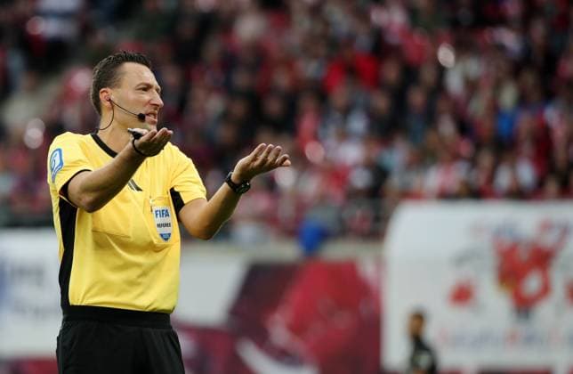 GER, 1 Bundesliga, RB Leipzig VfB Stuttgart 01 11 2025, Leipzig, Red Bull Arena, GER, Saison 2025 2026, 1 Bundesliga, 09 Spieltag, RasenBallsport Leipzig vs VfB Stuttgart im Bild Schiedsrichter Sven Jablonski DFL regulations prohibit any use of photographs as image sequences and or quasi video