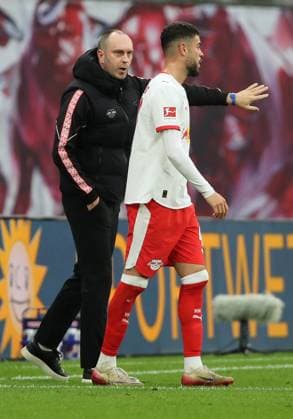 GER, 1 Bundesliga, RB Leipzig VfB Stuttgart 01 11 2025, Leipzig, Red Bull Arena, GER, Saison 2025 2026, 1 Bundesliga, 09 Spieltag, RasenBallsport Leipzig vs VfB Stuttgart im Bild Trainer Ole Werner im Gespräch mit Romulo Jose Cardoso Da Cruz Leipzig DFL regulations prohibit any use of photographs as image sequences and or quasi video