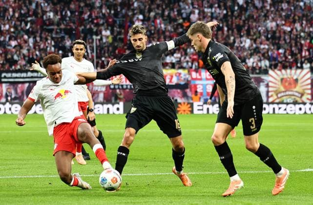 GER, 1 Bundesliga, RB Leipzig VfB Stuttgart 01 11 2025, Leipzig, Red Bull Arena, GER, Saison 2025 2026, 1 Bundesliga, 09 Spieltag, RasenBallsport Leipzig vs VfB Stuttgart im Bild Forzan Assan Ouedraogo Leipzig vs Atakan Karazor und Ramon Hendriks Stuttgart DFL regulations prohibit any use of photographs as image sequences and or quasi video