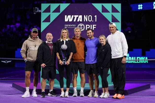 (251102) -- RIYADH, Nov. 2, 2025 -- Aryna Sabalenka (3rd L) of Belarus poses with her team after receiving the WTA, Tennis Damen No.1 trophy for finishing as the world ranking leader at WTA Finals tennis tournament in Riyadh, Saudi Arabia, Nov. 1, 2025. ) (SP)SAUDI ARABIA-RIYADH-TENNIS-WTA FINALS-SABALENKA LuoxChen 
